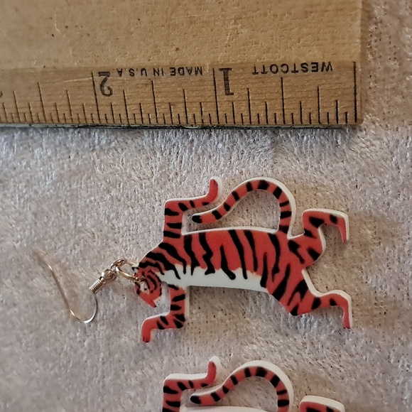 Retro Dancing Tiger Dangle Earrings Kitsch Novelty - Picture 3 of 4
